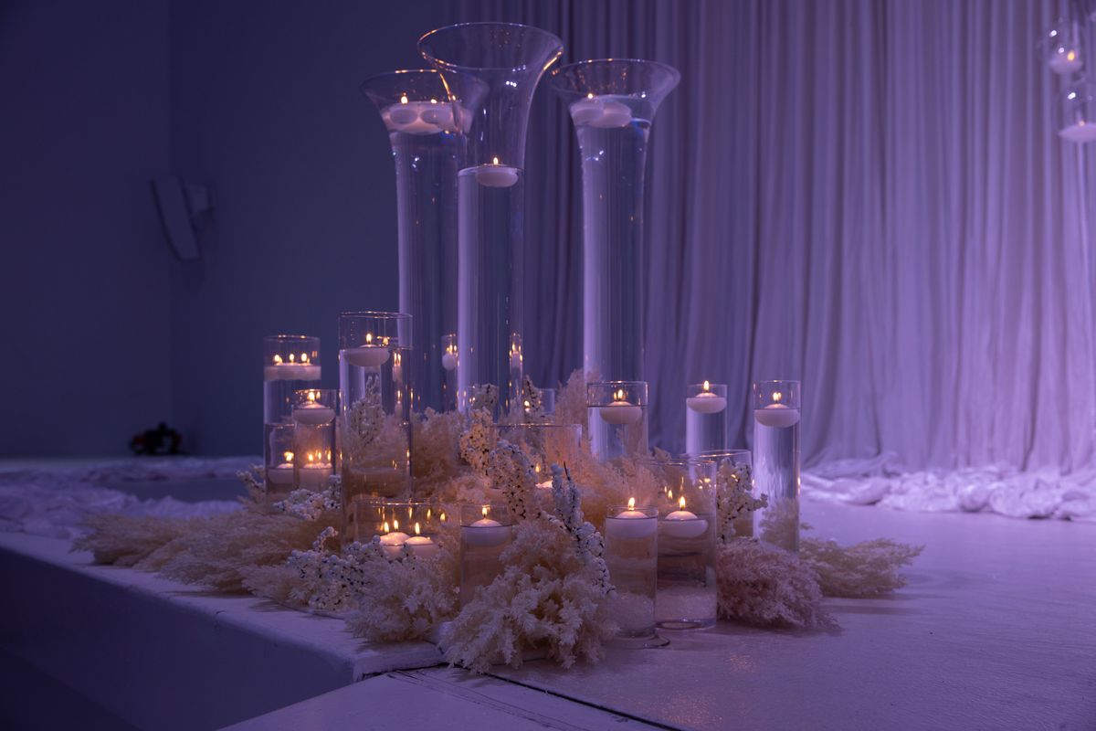 bruiloft styling kaarsendecoratie