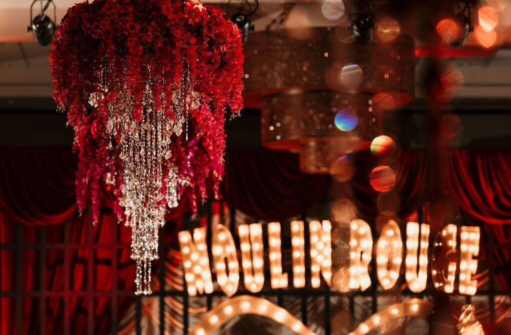 bruiloft styling bloemen chandelier