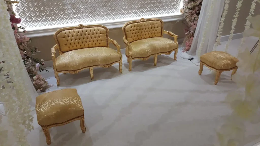 Hindoestaanse ceremonie stoelen