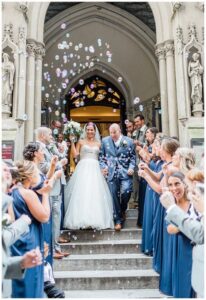 Bruidspaar omringd door stijlvolle bellenblaas effecten tijdens een romantische bruiloft en openingsdans.