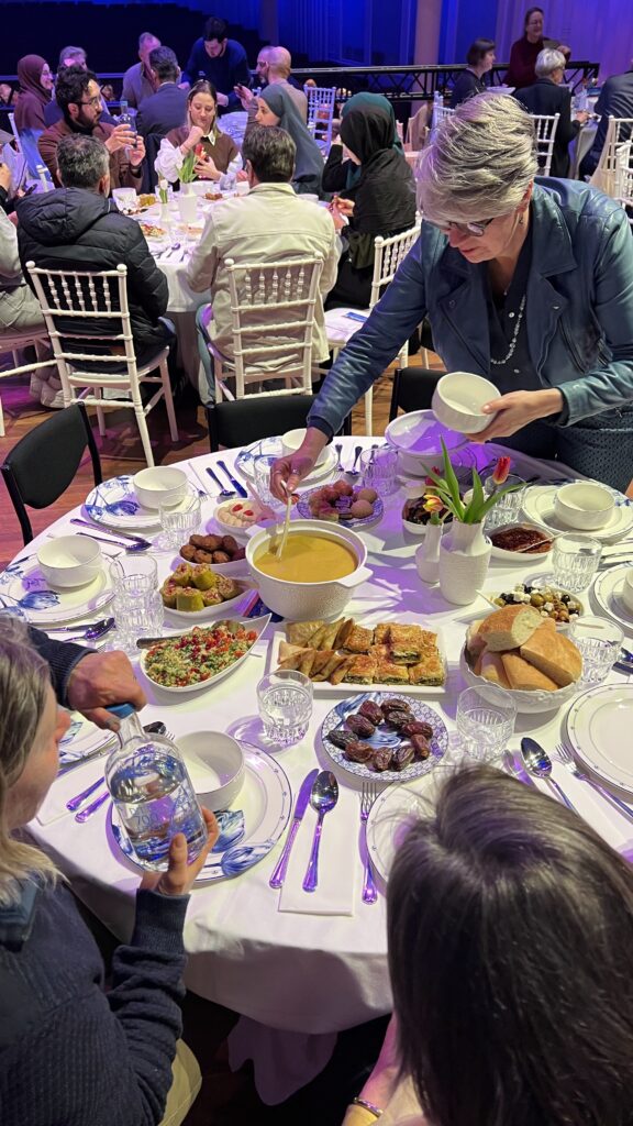 Iftar-tafel met decoratie