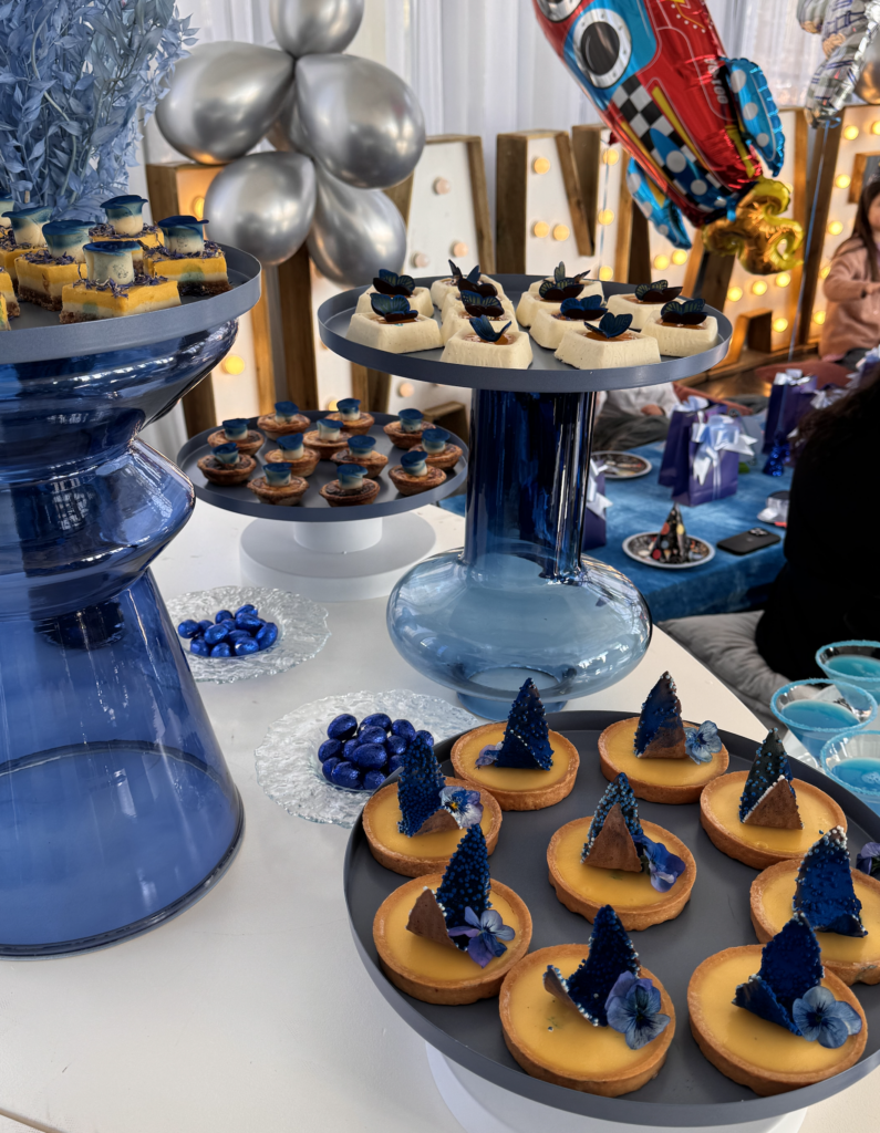 Gebakjes op een feesttafel