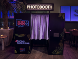 Gasten maken spontane foto’s bij een moderne photobooth tijdens een stijlvol evenement met luxe uitstraling.