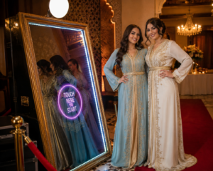 Gasten maken interactieve foto’s met een luxe photobooth spiegel tijdens een stijlvol evenement.