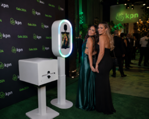 Gasten maken spontane selfies bij een moderne selfie photobooth tijdens een stijlvol evenement.
