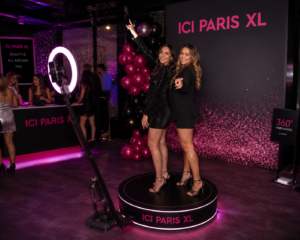 Gasten maken spectaculaire 360 graden video’s tijdens een evenement met een luxe Video 360 photobooth.